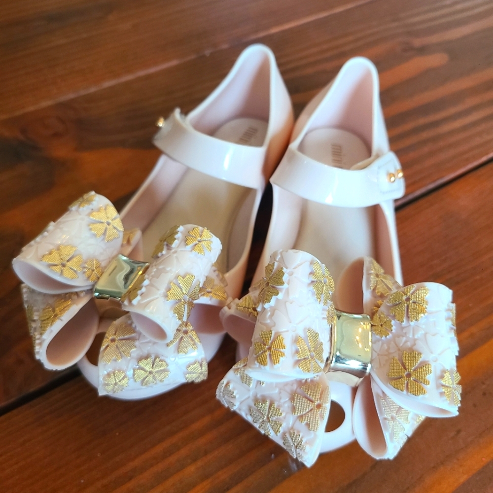 NWOT Mini Melissa Charming Bow Cream Shoes with Gold Accents - Toddler 11